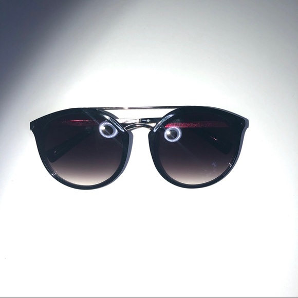 Chic Black Sunglasses - Picture 3 of 4